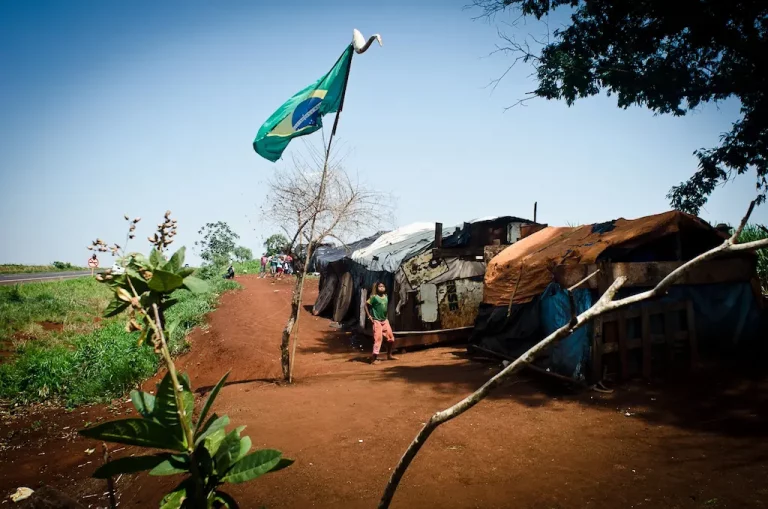 Em breve teremos cem anos completos de uma famosa frase de Oswald de Andrade que segue atual. Disse o paulista sobre o Brasil: “país de sobremesa. Exportamos bananas, castanhas-do-pará, cacau, café, coco e fumo. País laranja! (…). Os nossos economistas, os nossos políticos, os nossos estadistas deviam refletir sobre este resultado sintético da história pátria. Somos um país de sobremesa." (Foto: percursodacultura / Flickr)