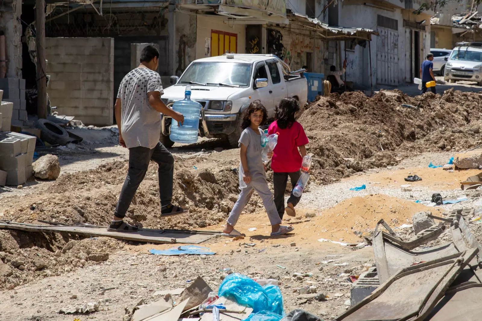 Colonos israelenses atacam bairros de famílias palestinas na Cisjordânia e Jerusalém