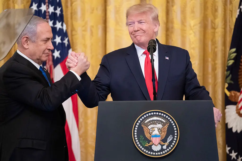 O presidente dos Estados Unidos, Donald Trump, junto do primeiro-ministro israelense Benjamin Netanyahu na Casa Branca, em janeiro de 2020, durante anúncio do Plano para a Paz do Oriente Médio. <br> (Foto: Shealah Craighead / White House)