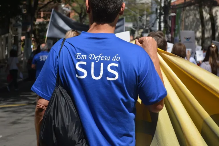 Caminhada em Defesa do SUS. (Foto: CES-SP / Flickr)