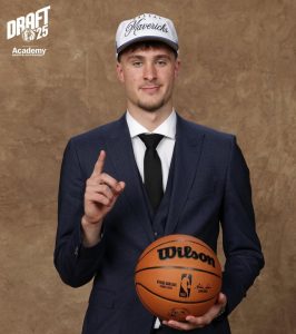 Jogador de basquete Cooper Flagg, selecionado para jogar no Dallas Mavericks
