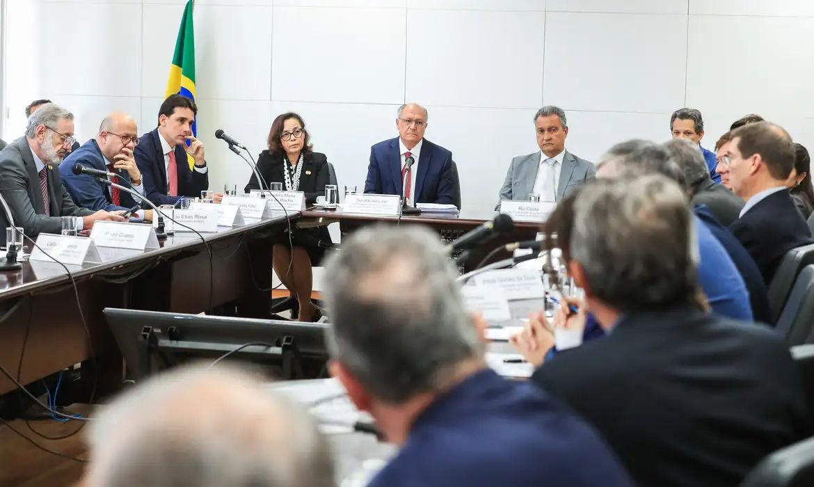 Governo Lula busca estratégias para negociar com EUA em encontro com empresários