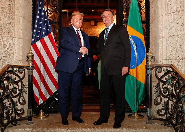 Para 57% dos brasileiros, Trump não tem direito de criticar processo em que Bolsonaro é réu