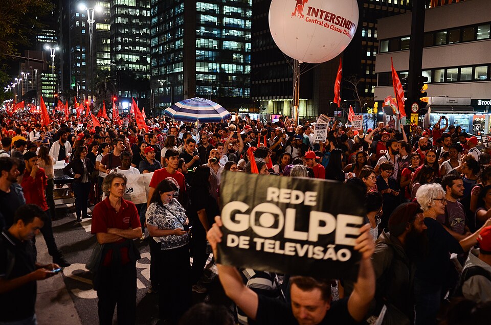 Manifestação contra o impeachment de Dilma Rousseff na Avenida Paulista, em 2016. Rovena Rosa / Agência Brasil, Via Wikimedia Commons