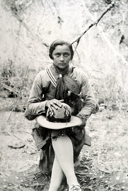 Maria Bonita, fotografada em 1936 por Benjamin Abrahão Botto. Wikimedia Commons