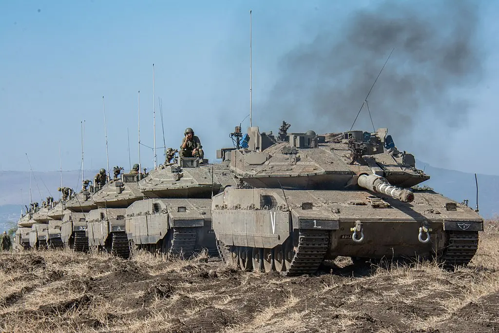 Tanqes Merkhav IV da 7a Brigada Blindada das Forças de Defesa de Israel (IDF). (Foto: IDF Spokesperson's Unit / Wikimedia Commons)