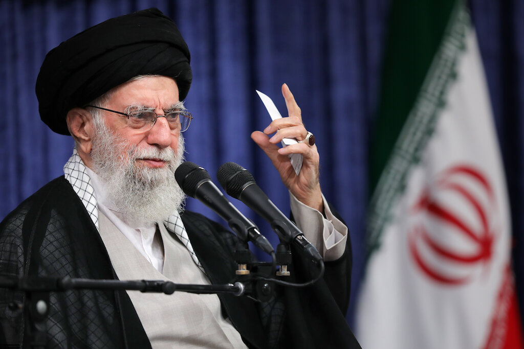 'A nação iraniana se opõe firmemente à humilhante exigência de obediência dos EUA', afirma o líder iraniano Khamenei