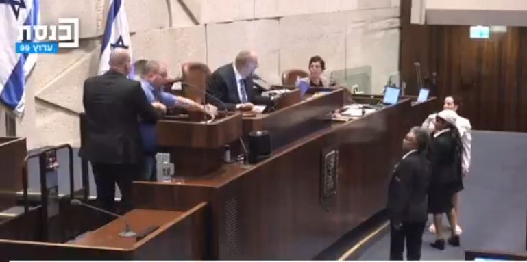 Israel: Ofer Cassif é retirado à força do Parlamento ao denunciar genocídio em Gaza