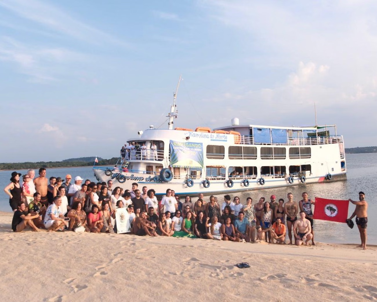 Rumo à COP30, líderes indígenas e ativistas ambientais navegam em flotilha para Belém