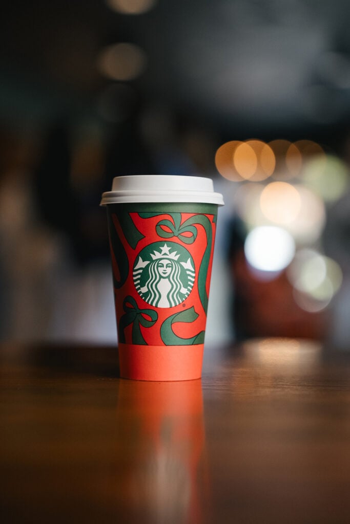 Funcionários do Starbucks iniciam greve com ‘dia do copo vermelho’ nos EUA