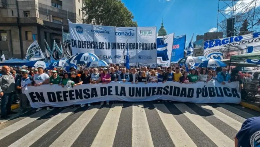 Professores argentinos iniciam greve contra veto de Milei a financiamento universitário