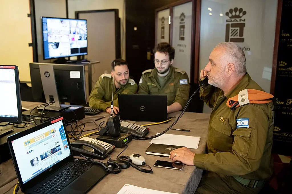 Durante anos, a Hasbara dominou a narrativa internacional, transformando vítimas em agressores e ocupantes em defensores. Mas a guerra em Gaza, deflagrada em 7 de outubro de 2023, rasgou o véu dessa farsa. <br> (Foto: IDF Spokesperson's Unit / Wikimedia Commons)