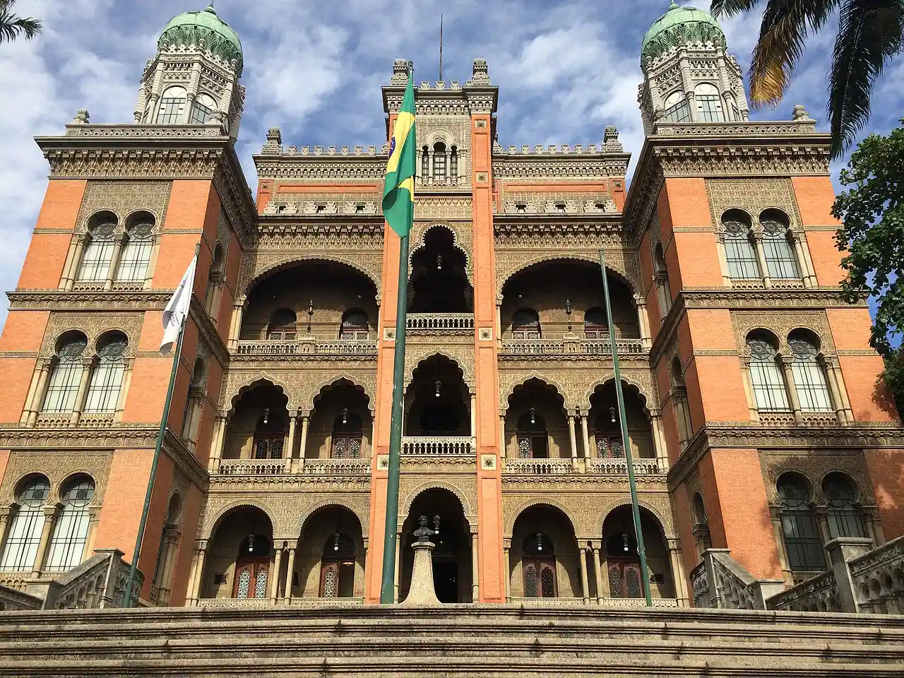 O Prédio da Fundação Oswaldo Cruz (Fiocruz), no Rio de Janeiro. (Foto: Karla Tauil / Wikimedia Commons)