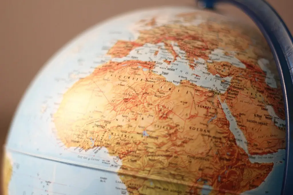 Com mais de 60% da população abaixo dos 25 anos, a África abriga uma geração que já não aceita a política do medo, da tutela e da exceção permanente. <br> (Foto: Joris Geens / Pexels)