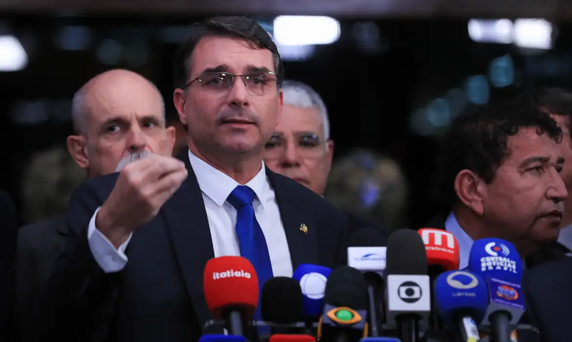 Em ato falho, Flávio Bolsonaro diz que Lula o convidou para ir à Casa Branca