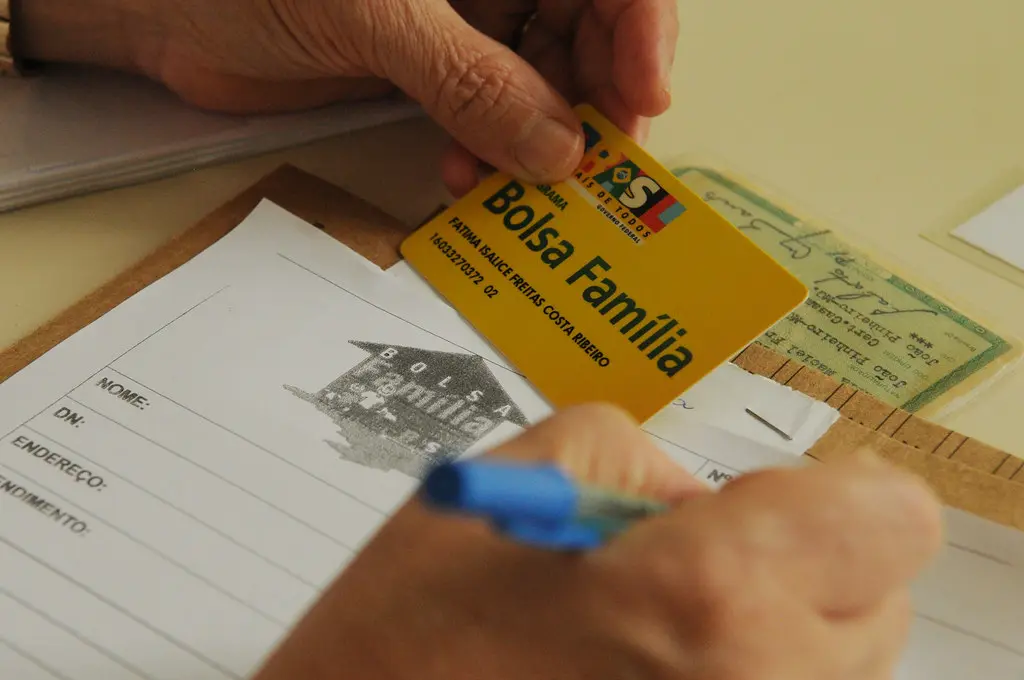 Image for Renda Básica Universal: entre o fetiche do dinheiro e a necessidade de serviços públicos consolidados