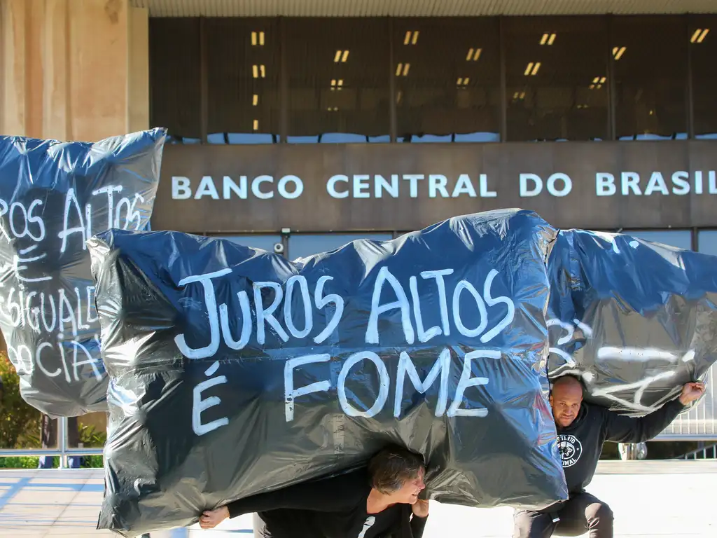 Brasília - 20/06/2023 Integrantes de centrais sincicais fazem protesto contra os juros altos em frente à sede do Banco Central. <br> (Foto: Fabio Rodrigues-Pozzebom/ Agência Brasil)