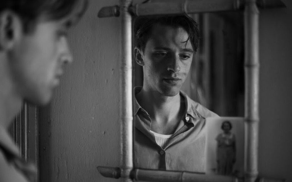 Novo filme de François Ozon acerta quando tenta atualizar obra clássica de Camus
