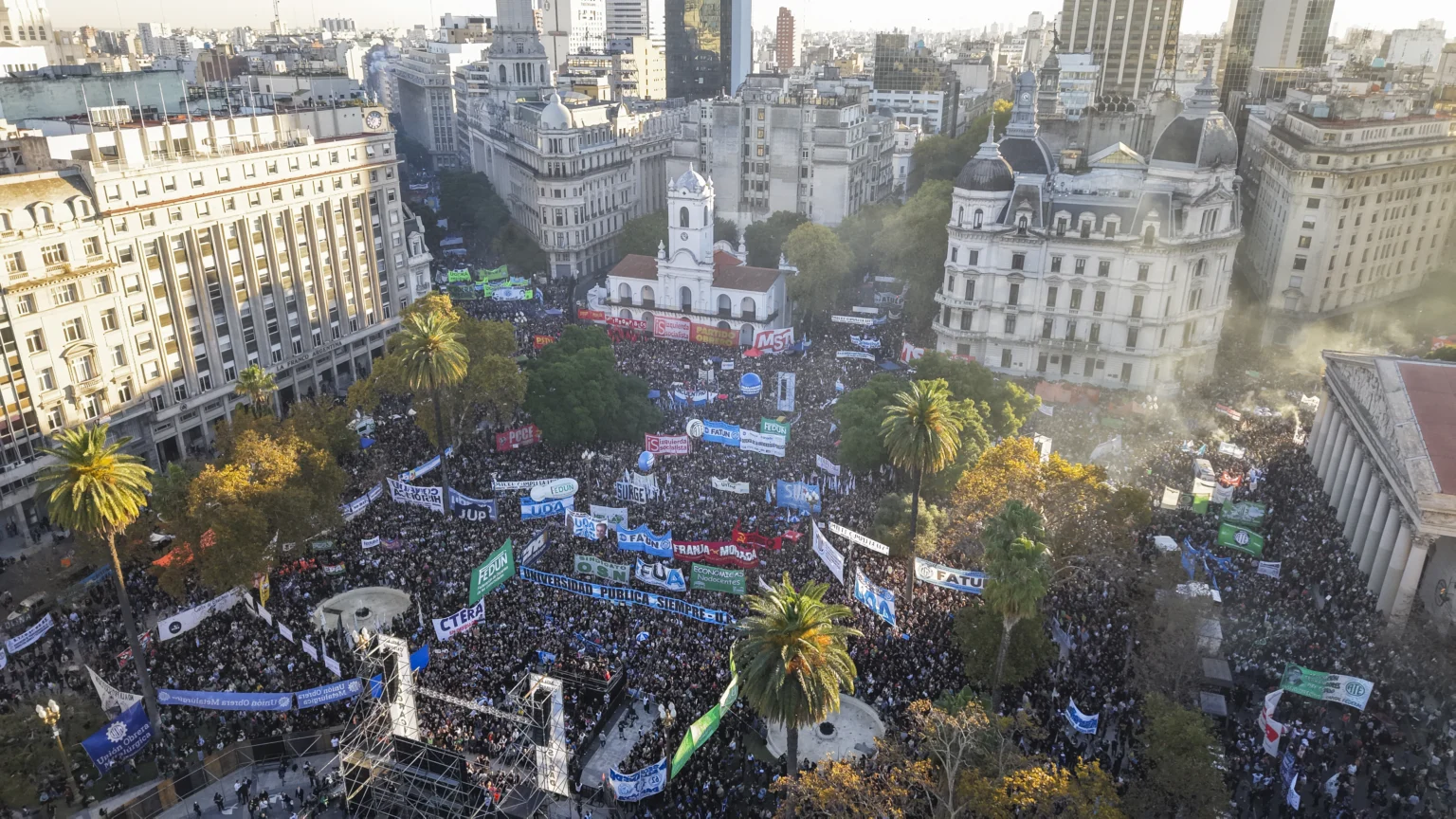 Mais de 1,5 milhão de argentinos vão às ruas em defesa da educação pública
