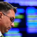 Flávio Bolsonaro admite encontro com Vorcaro após banqueiro ter sido preso