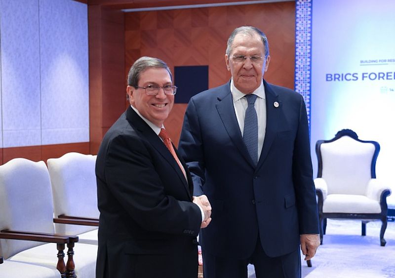 Rússia promete ajudar Cuba a ‘superar’ crise por conta do bloquei norte-americano
