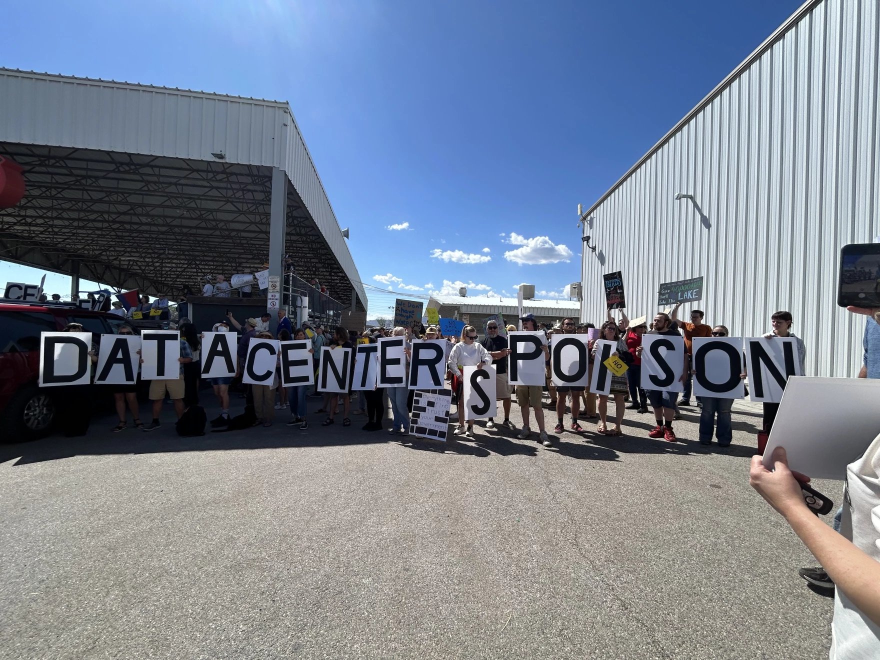 EUA: milhares protestam em Utah contra data center de IA por risco de colapso ecológico