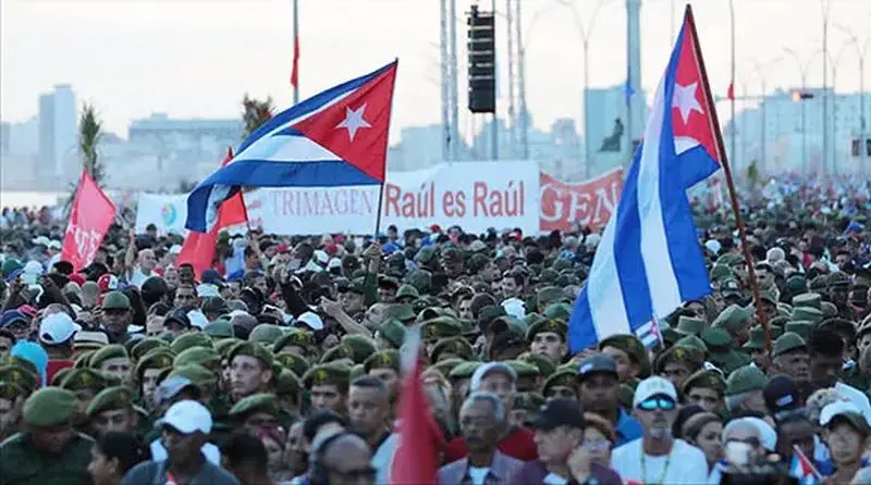 Cubanos marcham em apoio a Raúl Castro e contra ameaça de intervenção dos EUA