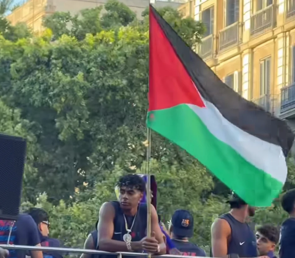Lamine Yamal comemora título do Barcelona com bandeira da Palestina