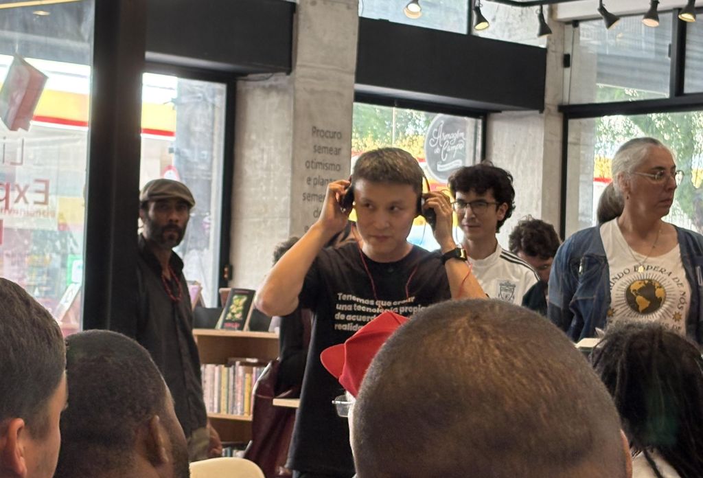 ‘Além do Vale do Silício’: livro defende ‘modelo socialista chinês’ para uso mundial da IA