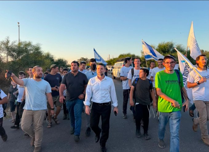 Ministros israelenses marcham com colonos por ocupação de Gaza